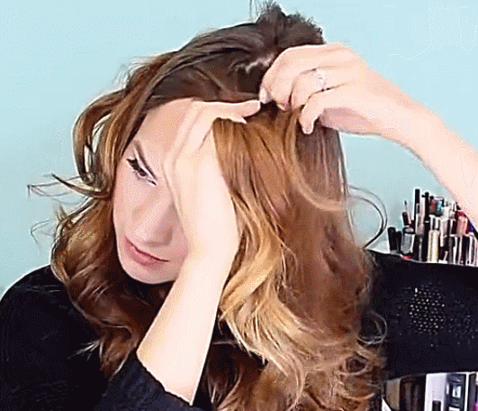 step2:把头发较多的一侧做成编发,附近的小碎发也一并编进去.