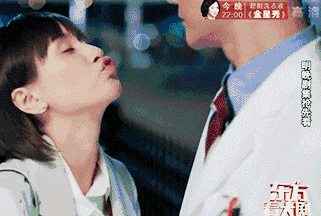 赵启平 这不有情趣之后, 都自带光环撩妹高手啊~ 这边小曲撅嘴索吻