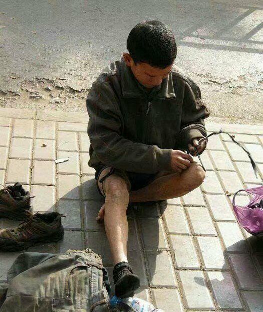 有手有脚的年轻人装扮成残疾乞丐真的是不值得同情的,希望大家能够