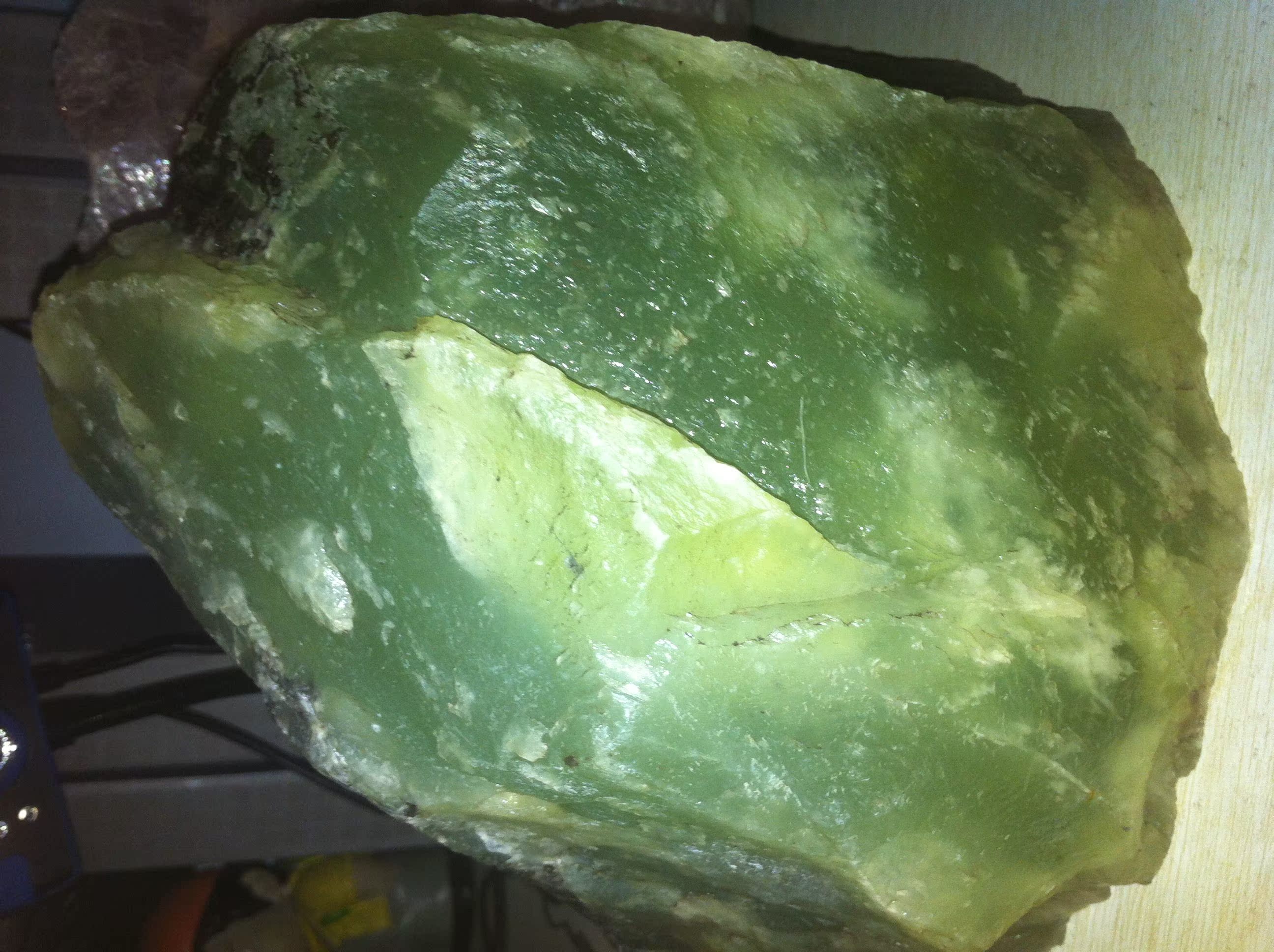 这是一块天然岫玉绿色料原石图片,这种玉产自我们岫岩(辽宁省鞍山市