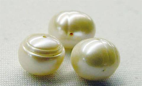 淡水珍珠的表面瑕疵一般以螺纹和坑点为,转动珠子会发现表面