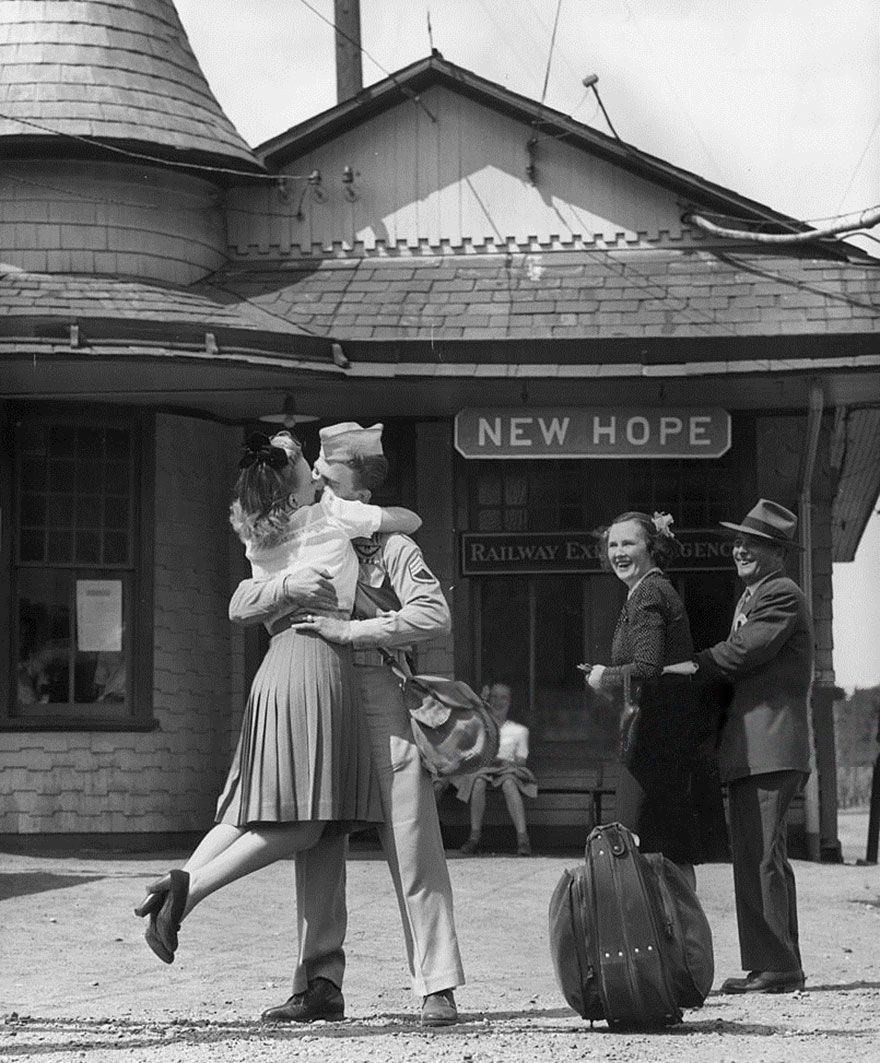 4.1945年,美国康涅狄格州一个火车站,女孩拥吻她刚刚归来的情人.