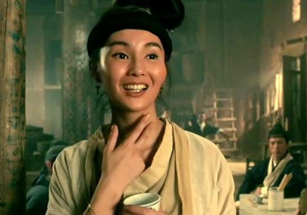 1992年,张曼玉在电影《新龙门客栈》中将客栈老板娘金镶玉的风骚