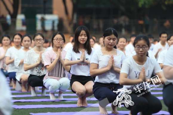 重庆千名高三学生操场练瑜伽 减压迎高考