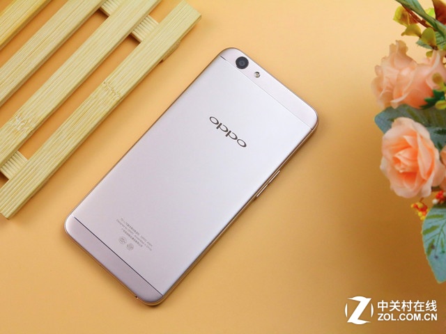 图为 oppo a59正面     在配置方面