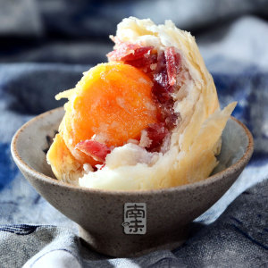  酥皮云腿蛋黄月饼