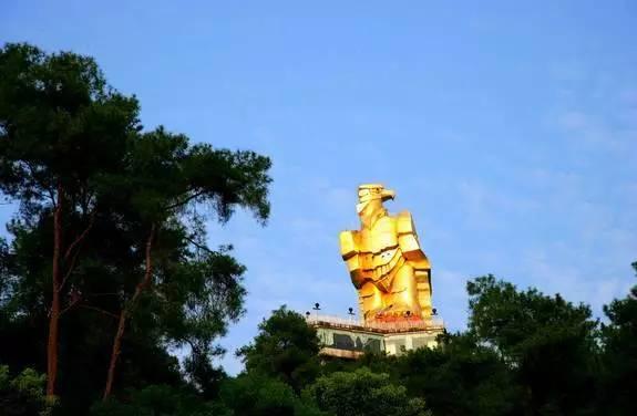 南岸区 一棵树观景台 大金鹰雄踞於南山鹞鹰岩上,设有观景台,据传,这