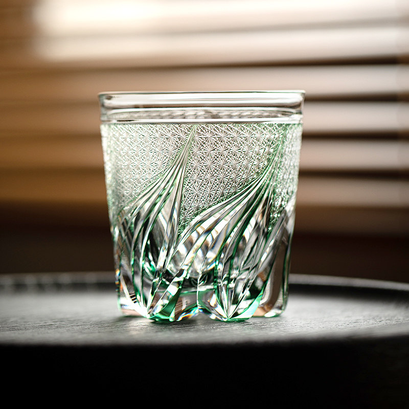 現代ガラス工芸 渡邊明 切子 酒杯 共箱 緑 日本工芸会正会員 /ショット
