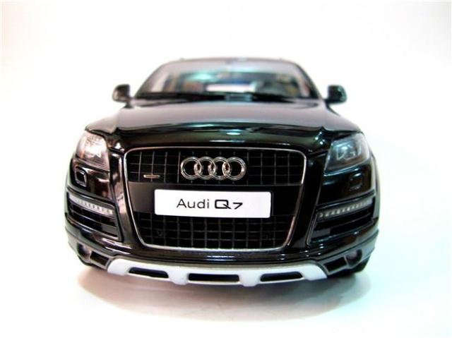 Модель машины Kyosho 1:18 AUDI Q7