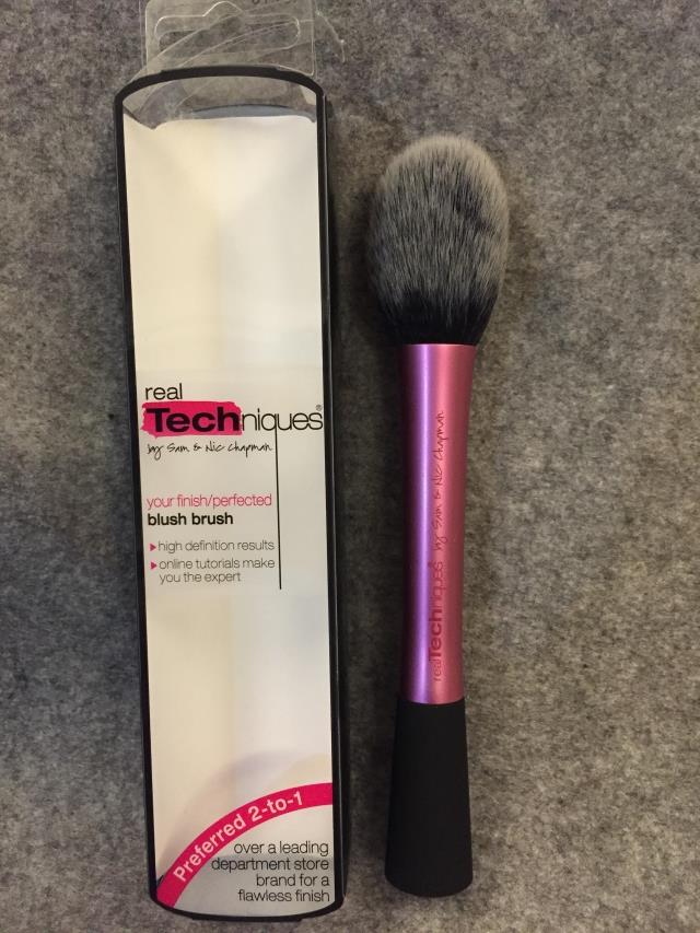 Кисть для нанесения макияжа Real techniques Blush Brush