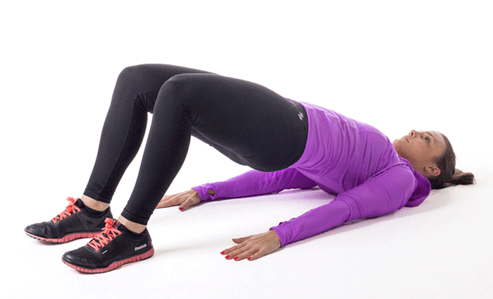 熟悉的瑜伽动作中的拱桥式,对背部及腹部均有好处,更可收紧臀部肌肉