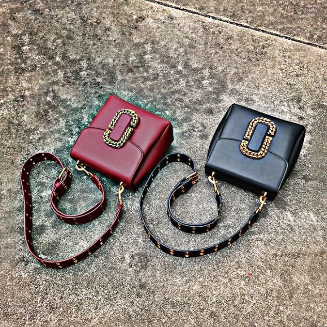 明星同款包包2017新款铆钉宽肩带斜挎包女韩