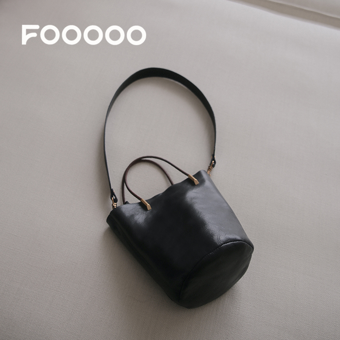 黑色手提包 FOOOOO植鞣黑色「软糯小水桶」头层牛皮质感简约休闲手提包包斜挎_推荐淘宝好看的黑色手提包