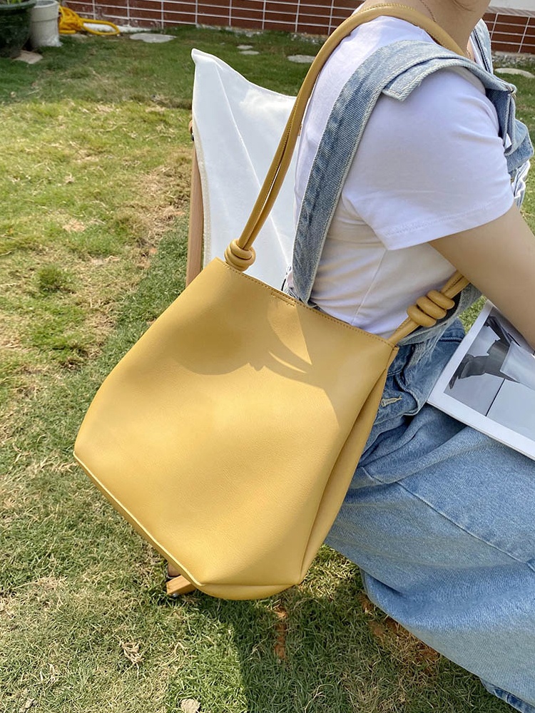 黄色水桶包 奶黄色水桶托特包包女夏2021新款潮大容量今年流行时尚通勤单肩包_推荐淘宝好看的黄色水桶包