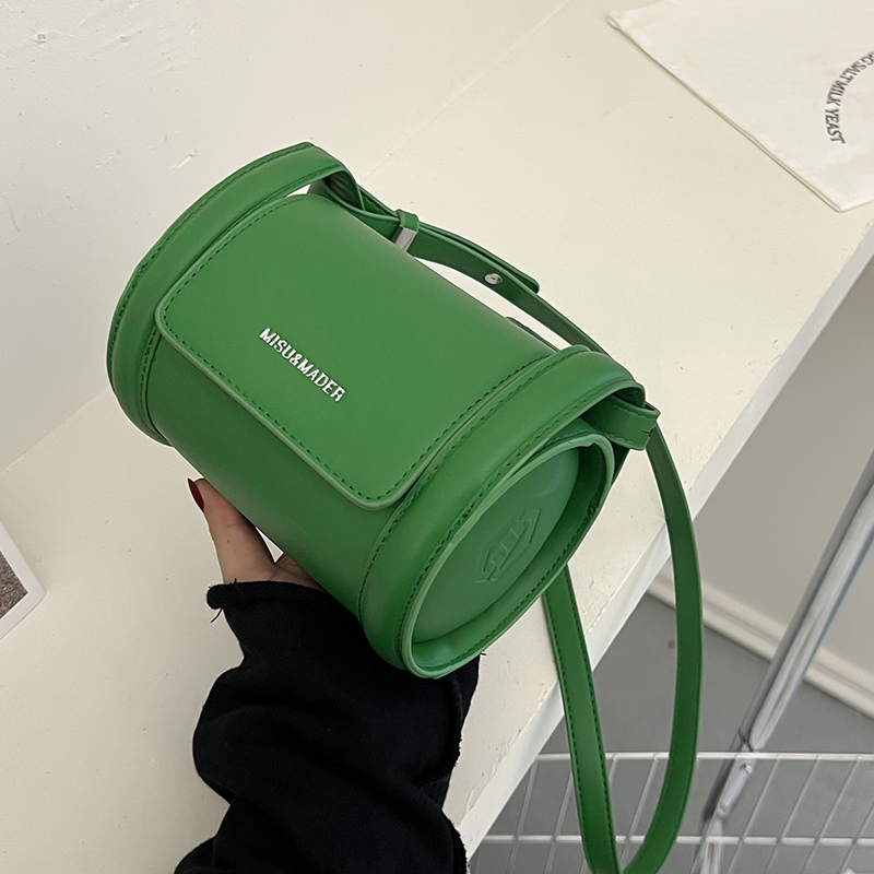 绿色水桶包 绿色小众设计包包女2022年新款爆款网红同款斜挎单肩圆筒水桶包潮_推荐淘宝好看的绿色水桶包