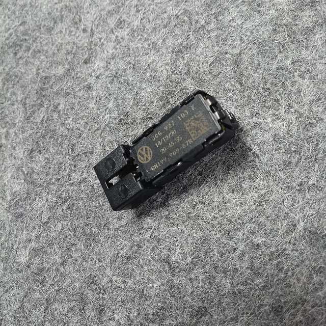Phuong ambient light head door ambient light sensor supports two colors and multiple colors of the original car. Original new 
Phuong ambient light head door ambient light sensor supports two colors and multiple colors of the original car. Original new