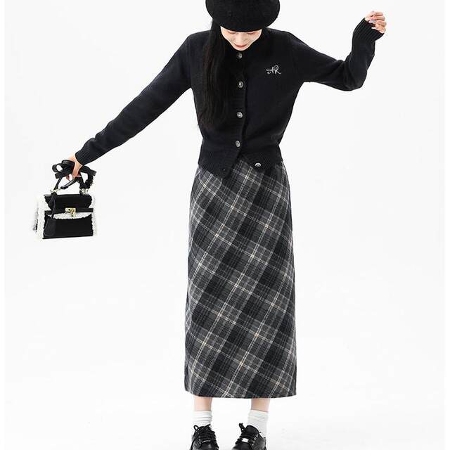 La Chapelle woolen plaid skirt for women autumn and winter 2025 new British style high waist slit mid-length skirt J La Chapelle woolen plaid skirt for women autumn and winter 2025 new British style high waist slit mid-length skirt J