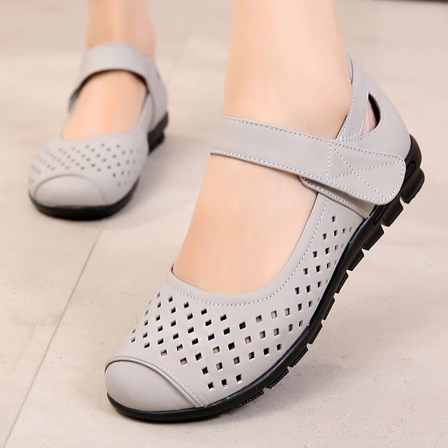 Genuine leather hollow round head flat bottom mother large size sandals for women 2025 new style 41-43 summer soft leather hole nurse shoes Genuine leather hollow round head flat bottom mother large size sandals for women 2025 new style 41-43 summer soft leather hole nurse shoes