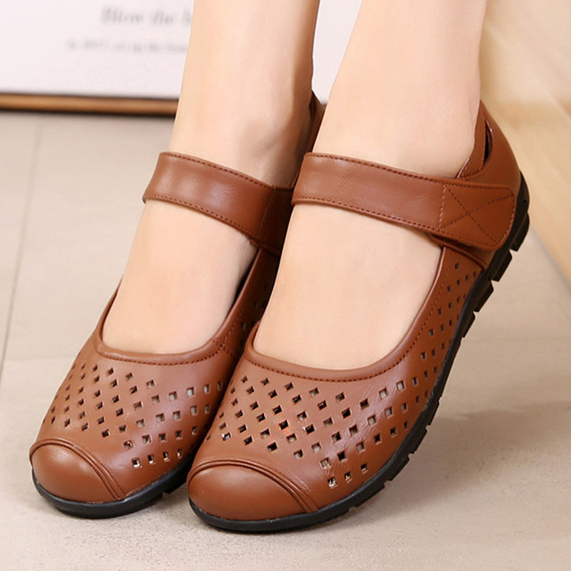 Genuine leather hollow round head flat bottom mother large size sandals for women 2025 new style 41-43 summer soft leather hole nurse shoes Genuine leather hollow round head flat bottom mother large size sandals for women 2025 new style 41-43 summer soft leather hole nurse shoes