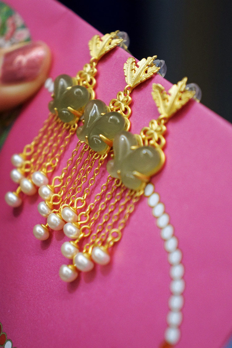 A blue water: Hetian Yu and the last old mine earrings ice-permeable jelly with small akoya