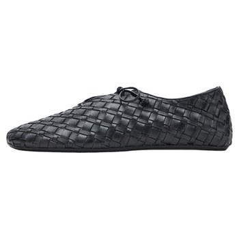 The same genuine leather retro braided flat shoes in the mall The same genuine leather retro braided flat shoes in the mall