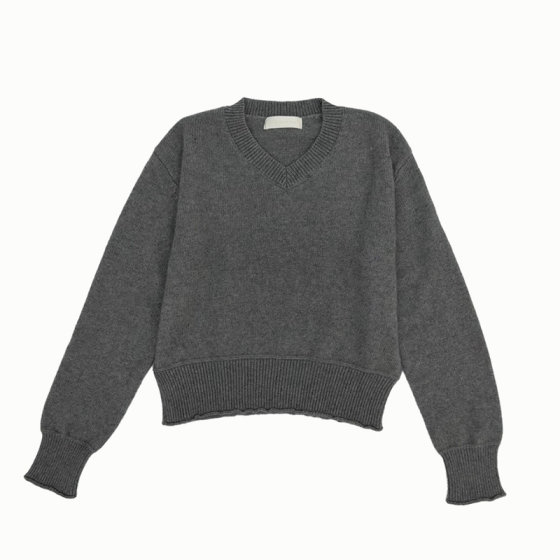 Li Nuoqiu's new solid color soft glutinous V-neck sweater for women 2025 base long-sleeved sweater underwear pullover top 
Li Nuoqiu's new solid color soft glutinous V-neck sweater for women 2025 base long-sleeved sweater underwear pullover top