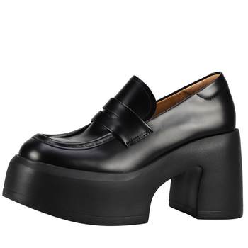 The same style of super thick-soled luxury loafers in the shopping mall
 The same style of super thick-soled luxury loafers in the shopping mall