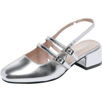 Dadong's hollow sandals with thick heels on the feet Dadong's hollow sandals with thick heels on the feet