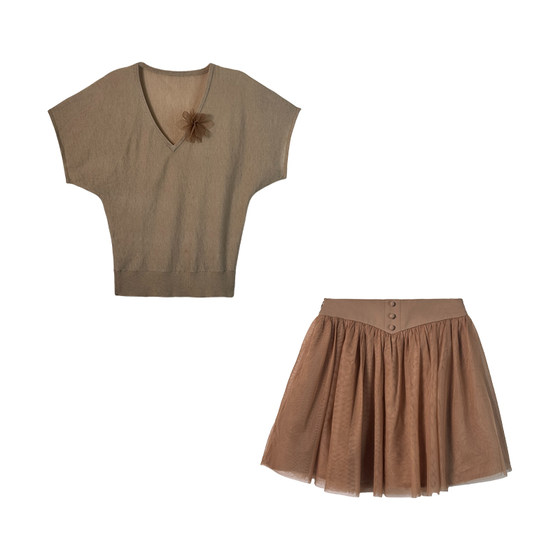 cchen Chen Chen-Summer in Sicily V-neck short knitted top T-shirt high waist pleated gauze skirt suit for women
cchen Chen Chen-Summer in Sicily V-neck short knitted top T-shirt high waist pleated gauze skirt suit for women