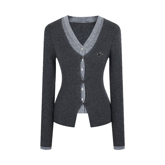None Miu series contrasting color fake two-piece sweater for women 2025 new French temperament V-neck layered knitted sweater 
None Miu series contrasting color fake two-piece sweater for women 2025 new French temperament V-neck layered knitted sweater