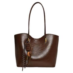 High-end oily wax leather large capacity bag for women 2025 new autumn and winter commuting shoulder bag handheld tote bag 
High-end oily wax leather large capacity bag for women 2025 new autumn and winter commuting shoulder bag handheld tote bag