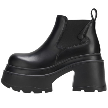 Slim and versatile Chelsea short boots of the same style in the mall Slim and versatile Chelsea short boots of the same style in the mall