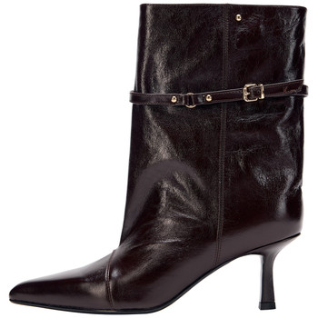The same pointed-toe fashion retro height-enhancing fashion boots in the counter 
The same pointed-toe fashion retro height-enhancing fashion boots in the counter