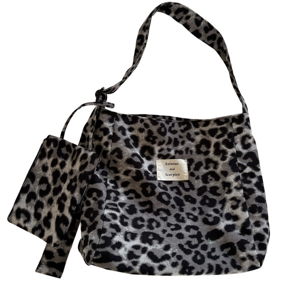 2025 new simple leopard print bag for women versatile commuting large capacity shoulder bag for students to attend class for mother and child tote bag 
2025 new simple leopard print bag for women versatile commuting large capacity shoulder bag for students to attend class for mother and child tote bag