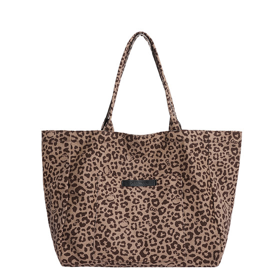 Leopard print large bag for women 2025 autumn and winter large capacity commuting to class shoulder bag travel handheld shopping bag tote bag
Leopard print large bag for women 2025 autumn and winter large capacity commuting to class shoulder bag travel handheld shopping bag tote bag