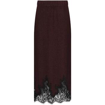 Wearing a feminine lace skirt that is both beautiful and practical 
Wearing a feminine lace skirt that is both beautiful and practical