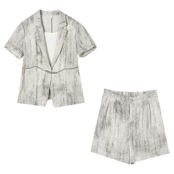 2025 summer outfit Outlets counter FI series one-button top + vest + five-point pants three-piece suit for women
2025 summer outfit Outlets counter FI series one-button top + vest + five-point pants three-piece suit for women
