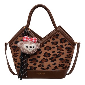 Leopard print bag women's 2025 new hand bag large capacity commuter bag niche light luxury single shoulder crossbody bucket bag 
Leopard print bag women's 2025 new hand bag large capacity commuter bag niche light luxury single shoulder crossbody bucket bag