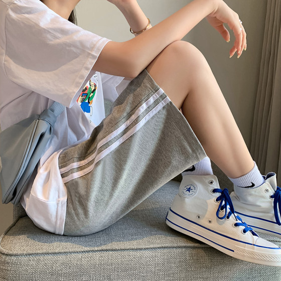 Clearance and pick-up sports shorts for women in summer thin high waist loose wide legs straight stripes wear running 5-point pants
Clearance and pick-up sports shorts for women in summer thin high waist loose wide legs straight stripes wear running 5-point pants