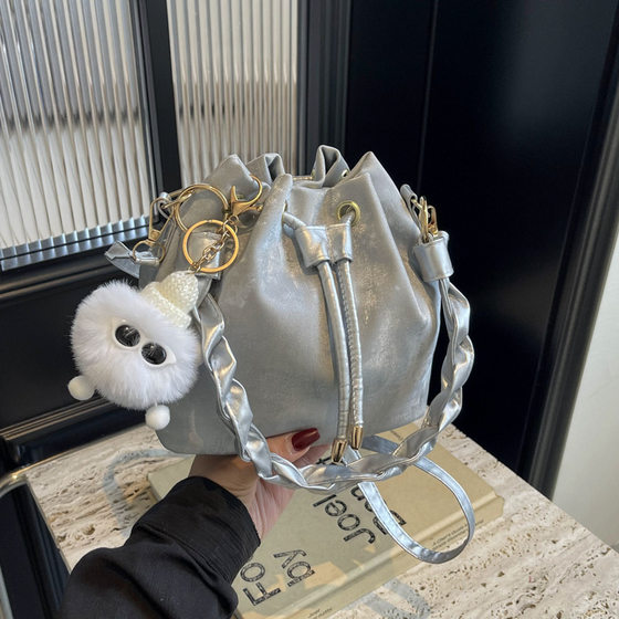Bag high-end versatile bucket bag summer 2024 new fashionable niche popular crossbody bag for women
Bag high-end versatile bucket bag summer 2024 new fashionable niche popular crossbody bag for women