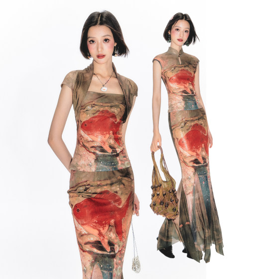 Yang Erda Meng x Baizhou illustrator's cooperation style goldfish printed mesh suit cheongsam small top skirt
Yang Erda Meng x Baizhou illustrator's cooperation style goldfish printed mesh suit cheongsam small top skirt
