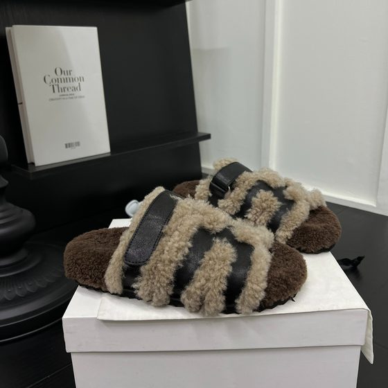 European station genuine leather lamb fur thick sole lightweight slippers for women wearing 2025 new second uncle slippers and fur shoes
European station genuine leather lamb fur thick sole lightweight slippers for women wearing 2025 new second uncle slippers and fur shoes