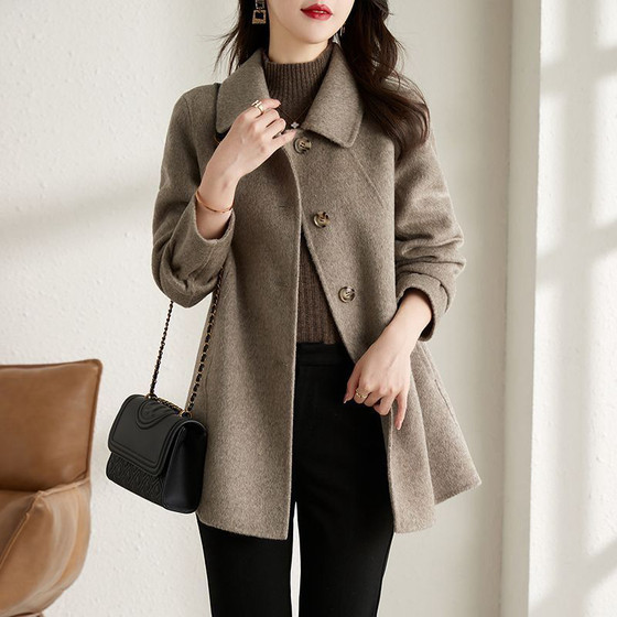 Dragon and Phoenix Ni autumn and winter new Hepburn style coat mid-length slim fit slim doll collar small wool coat for women
Dragon and Phoenix Ni autumn and winter new Hepburn style coat mid-length slim fit slim doll collar small wool coat for women