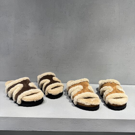 Pioneer Mingdian 2025 autumn new European goods European station thick bottom fur drag open toe genuine leather outer wear flip-flops for women
Pioneer Mingdian 2025 autumn new European goods European station thick bottom fur drag open toe genuine leather outer wear flip-flops for women