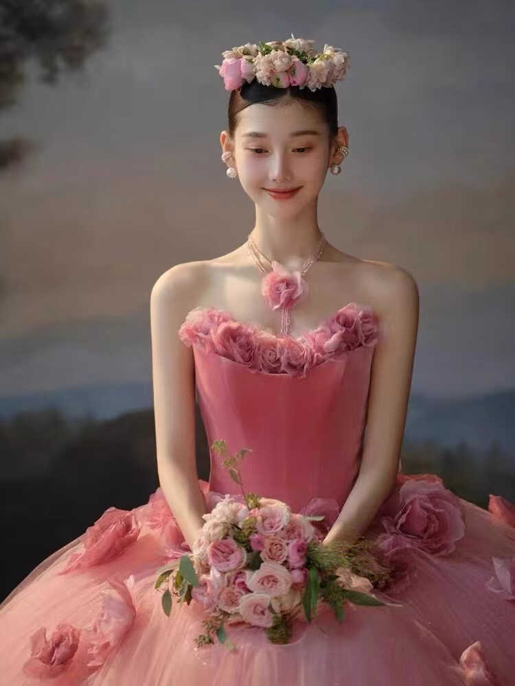 ピンクのストラップレスウェディングドレス - 油絵風メッシュガウン