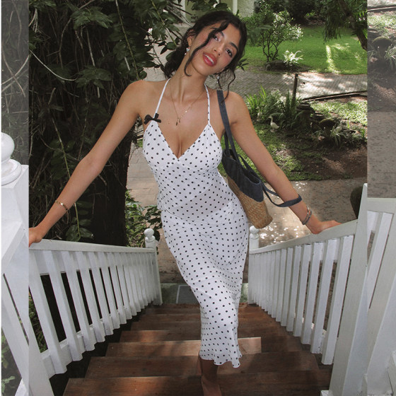 ITSNIKAR French polka dot sexy V-neck halter neck suspender suit for women summer texture chiffon skirt two-piece set
ITSNIKAR French polka dot sexy V-neck halter neck suspender suit for women summer texture chiffon skirt two-piece set