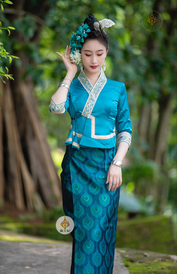 Dai princess clothing Dai traditional clothing female peacock blue embroidered drapery skirt simple slim travel photo festival casual clothing
Dai princess clothing Dai traditional clothing female peacock blue embroidered drapery skirt simple slim travel photo festival casual clothing