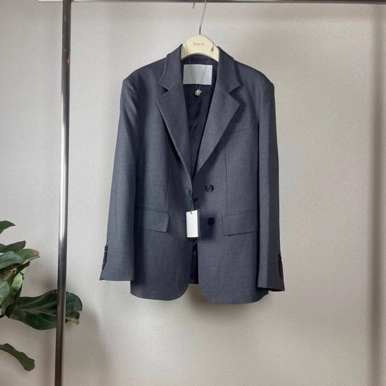 Paper man fashionable and slim Korean 25 spring simple wool blended suit jacket high-end gray small loose temperament
Paper man fashionable and slim Korean 25 spring simple wool blended suit jacket high-end gray small loose temperament