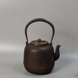 Japanese iron kettle made by Ryuubundo in Kyoto during the Taisho period. Japanese old iron kettle. Iron bottle. Date-shaped kettle. Used Japanese iron kettle made by Ryuubundo in Kyoto during the Taisho period. Japanese old iron kettle. Iron bottle. Date-shaped kettle. Used