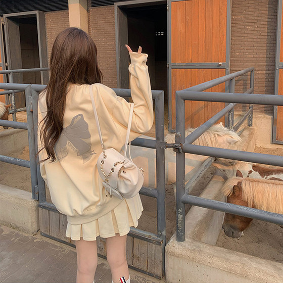 Sweatshirt with pleated skirt wears a complete set of autumn clothes, small people in early autumn, new women's clothing, Korean style 2024 early autumn
Sweatshirt with pleated skirt wears a complete set of autumn clothes, small people in early autumn, new women's clothing, Korean style 2024 early autumn